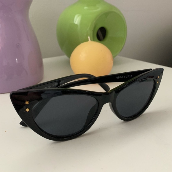 Francesca's Black Sunglasses - Picture 2 of 3